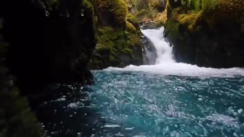 So fresh I can taste it 😍🏔! These mountain rivers hit different here in Alaska! .