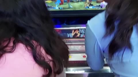 I Tried Chun li in arcade. 2 girls in arcade 99