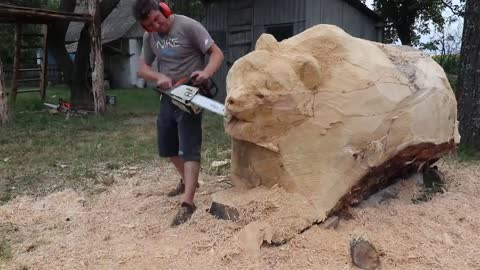 REAL SIZE WOODEN BEAR, amazing chainsaw wood carving