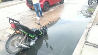 ¡Qué peligro! Motociclista cae en hueco en calle del Centro Histórico