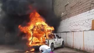 Video: Incendio de un carro generó emergencia en el centro de Bucaramanga