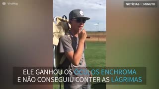 Garoto se emociona ao ver cores pela primeira vez