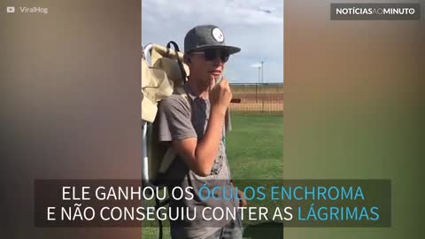 Garoto se emociona ao ver cores pela primeira vez