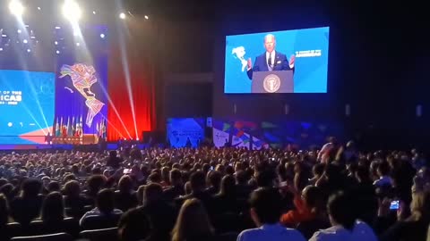 Joe Biden përplaset me një protestues në ceremoninë e inaugurimit të Samitit IX të Amerikës në Teatrin Microsoft në Los Angeles