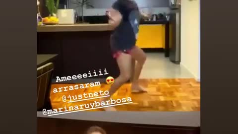 Marina Ruy Barbosa faz aula de dança... e Alessandra Ambrósio vai atrás