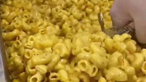 Hot Fried chicken with Mac and Cheese. Comment if you would eat this