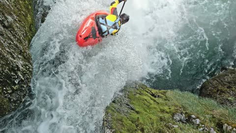 Extreme kayaking over dangerous waterfalls