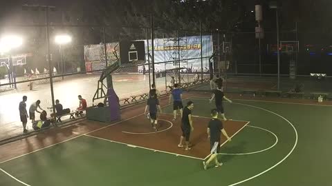 Alley-oop for the score street ball