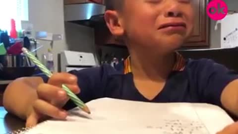 Hay dos tipos de niños haciendo la tarea