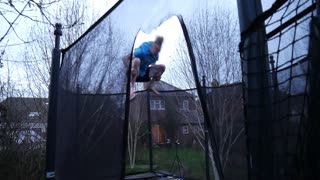 INSANE QUADRUPLE FRONTFLIP ON TRAMPOLINE!!!