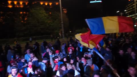 Imnul Romaniei cantat de Nicolae Voiculet la Marele Protest Anti-Vaccin din Piata Victoriei
