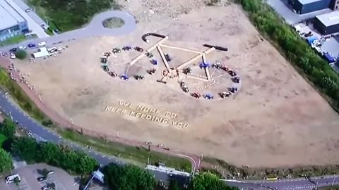 Dutch farmers make a giant bicycle out of tractors and hay bales at the Vuelta