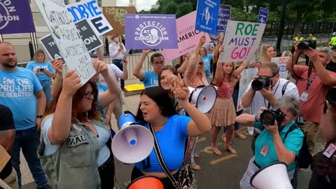 Defensores y detractores del aborto protestan frente a la Corte Suprema de EE. UU.