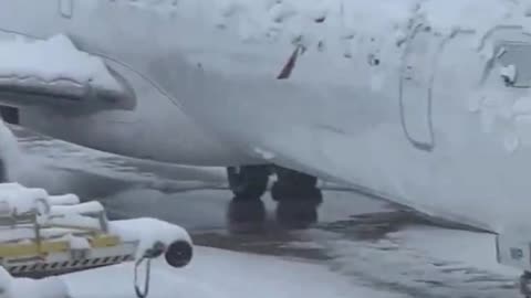 A snowstorm paralyzes Munich airport. Chaos in Germany.