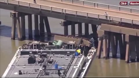 Một sà lan chở hàng đã đâm vào một cây cầu ở Galveston, Texas, dẫn đến sự cố tràn hóa chất