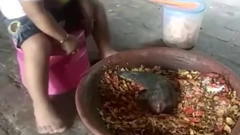 Viral, Funny cute toddlers make traditional Indonesian chili sauce