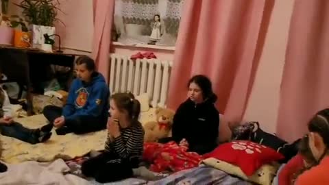 Ukrainische Kinder beten den Barmherzigkeitsrosenkranz