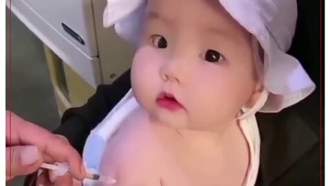 Very cute baby reaction 🤣🤣
