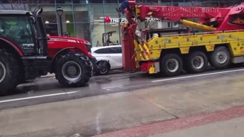 OTTAWA - Tow Trucks forced in by Authorities have joined the protest! Outstanding trolling. 🔥