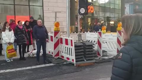 Tutti rispettano il semaforo pedonale anche se non passano auto sulla strada in Germania! DOCUMENTARIO oltre che le macchine si fermano al passaggio pedonale appena ti avvicini per attraversare la strada non come in MERDALIA💩