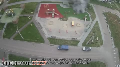 El momento del bombardeo por parte de los ocupantes de un parque infantil en Kharkiv