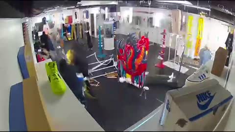 WATCH: A group of thieves empty out an entire clothing store in Atlanta