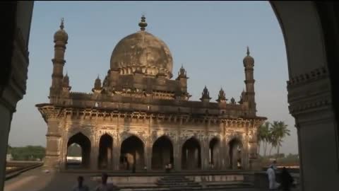A World of Beautiful and Grace:lslamic Architecture of India (Abridged Version)