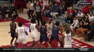 College Basketball 🏀 - DaRon Holmes bullies his way in for the bucket Dayton MBB