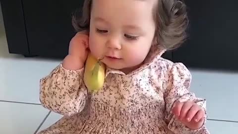 Beby on telephone