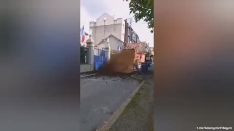 French Farmers ANGERED-Drop MANURE in front of buildings!