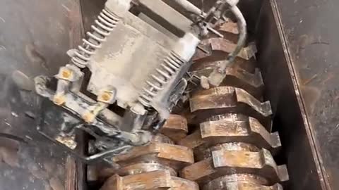 Metal crusher. Metal shredder. Metal scrap shredding machine
