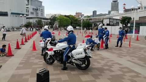 race btw police bike n kids bike