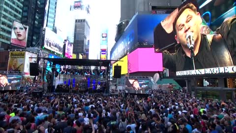 Matt Redman Turns Times Square into a Worship Room With ‘10,000 Reasons’.