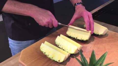 Mein Küchen-Tipp_ Frische Ananas richtig aufschneiden - (Ananas richtig würfeln)