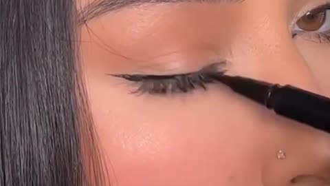 How to Apply Eyeliner for Beginners