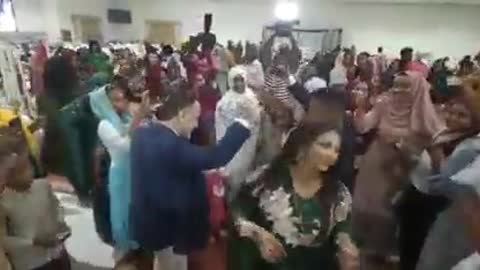 شاهد بالفيديو: السفير التركي بالخرطوم يرقص مع العروسين في زواج سوداني