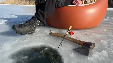 Survival in extreme conditions! Fishing on a frozen lake!