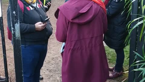 Des parents d'élèves contrôlent les pass sanitaires à l'entrée d'un parc pour un cross d'école