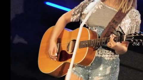 Miranda Lambert, Maren Morris And CMA Crowd Sing-Along To ‘Strawberry Wine’