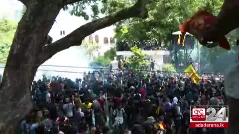 Breaking - Protesters storm into the prime minister's office in Sri Lanka's capital! Revolution!