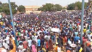 Hundreds of people backing the coup in Niger