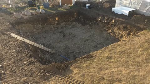 開建第九天: 用挖掘機完成金豆莢4G-17底部的挖掘