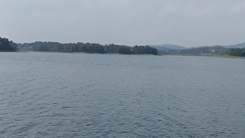 Come to the lake to feel the size of the entire lake and feel the natural scenery