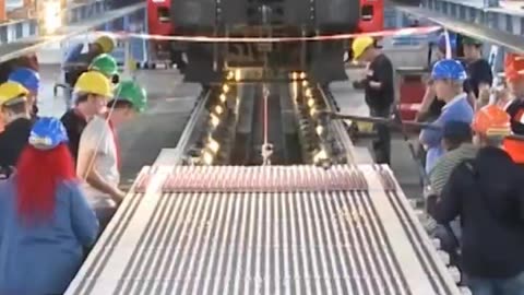 198 MINIATURE TRAINS PULL A REAL TRAIN FOR A WORLD RECORD