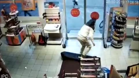 Getaway Thief Tries 4X To Break Down Locked Shop Doors