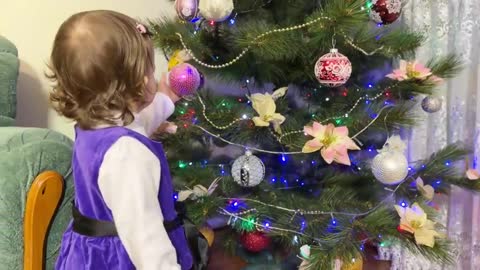 Cute_Baby's_Reaction_to_the_Christmas_Tree
