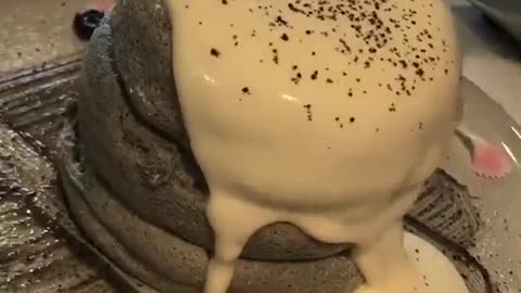 FLUFFY OREO LAVA PANCAKES