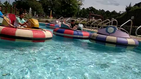Spencer driving bumper boats at Boomers VID 20190901 125107