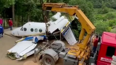 A remoção do avião que transportava Marília Mendonça