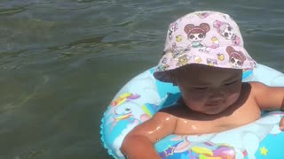 Моя племянница впервые купается сегодня